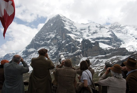 Зрители в долине (кадр из фильма Nordwand)
