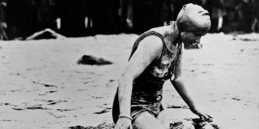 В 1927 году англичанка Мерседес Гляйтце пересекла Ла-Манш вплавь, подтвердив, что часы Rolex Oyster на ее руке были водонепроницаемы